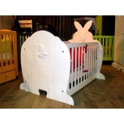 Lit de bébé original en forme de lapin