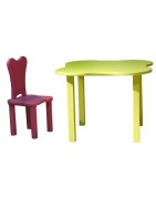 Chaises avec tables